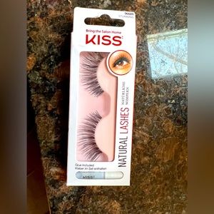 Bring the Salon Home KISS Natural Lashes + Glue Fake Eyelashes 96689 Stunning